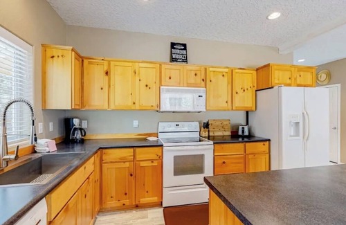La Pine House | Peaceful Lapine 3 BR Getaway, sleeps up to 8