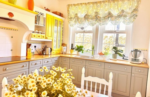 Nettlestone House | Peaceful large 5 double bed character stone house sleep 10, close to seafront