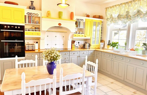 Nettlestone House | Peaceful large 5 double bed character stone house sleep 10, close to seafront