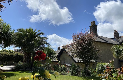 Nettlestone House | Peaceful large 5 double bed character stone house sleep 10, close to seafront