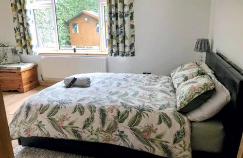Bromley Cross House | Peaceful Large Double Room l 55inch TV l Garden View