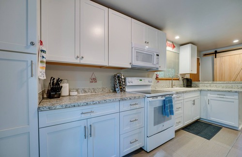 Leavenworth Cabin | Peaceful Leavenworth Cabin with Deck & Fire Pit!