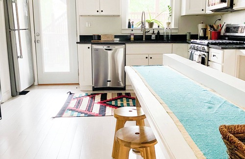 West Town Apartment | Peaceful Living-2Bdrm/2Bath w/Private Parking, WiFi-Work Station-Wicker Park!