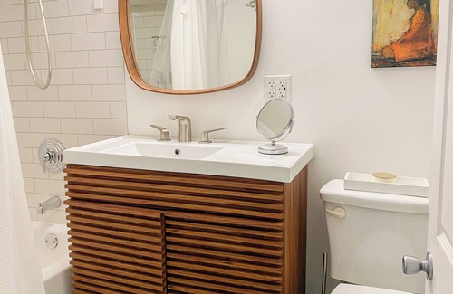 West Town Apartment | Peaceful Living-2Bdrm/2Bath w/Private Parking, WiFi-Work Station-Wicker Park!