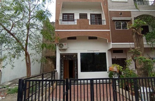 Ujjain Apartment | Peaceful location, clean room, near to Mahakal Jyotirling - Damru
