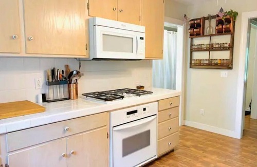 Stanardsville House | Peaceful mountain farmhouse, close to Shenandoah NP, wineries and more