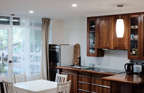 O'Connor Apartment | Peaceful nature near City & ANU with the full kitchen, bathroom, &free parking