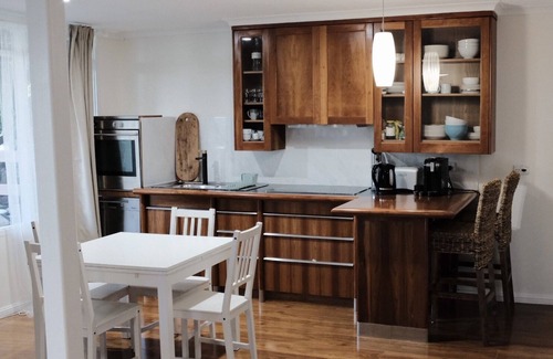 O'Connor Apartment | Peaceful nature near City & ANU with the full kitchen, bathroom, &free parking