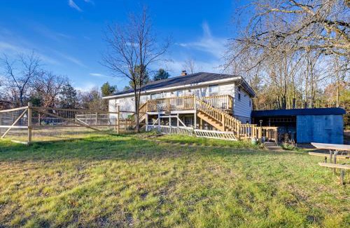 Necedah House | Peaceful Necedah Retreat 3 Mi to Lakes!