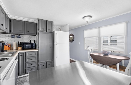 Laurel House | Peaceful Nokomis Retreat | 5 Mins to Beach | Ideal for 55+