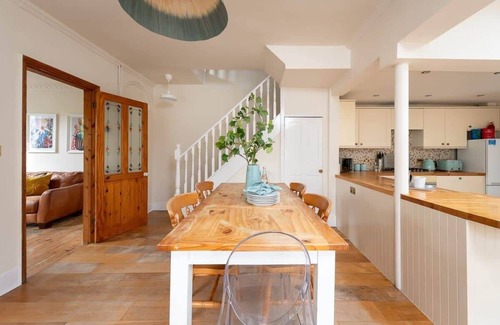 Cambridge House | Peaceful Oasis 3-Bed Home Amidst Lush Gardens