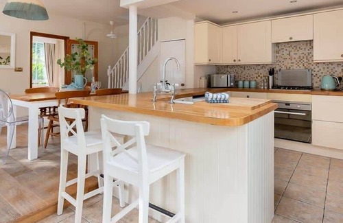 Cambridge House | Peaceful Oasis 3-Bed Home Amidst Lush Gardens
