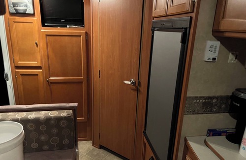 Alpine House | Peaceful off grid RV minutes from Big Bend