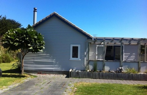 Otaki Beach House | Peaceful Otaki beach house