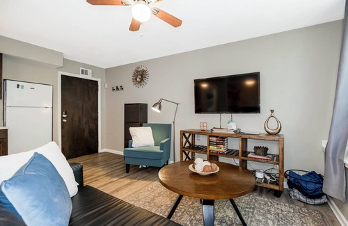 Kansas City Apartment | Peaceful Parkside 2 bed apartment - walkable/to The Plaza & Nelson museum
