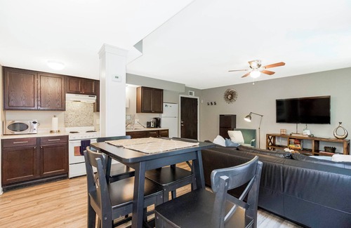 Kansas City Apartment | Peaceful Parkside 2 bed apartment - walkable/to The Plaza & Nelson museum