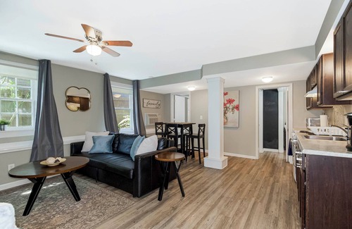 Kansas City Apartment | Peaceful Parkside 2 bed apartment - walkable/to The Plaza & Nelson museum
