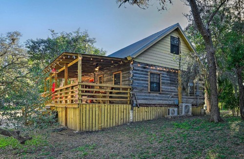 Robstown House | Peaceful Pet-Friendly Cabin on Nueces River!