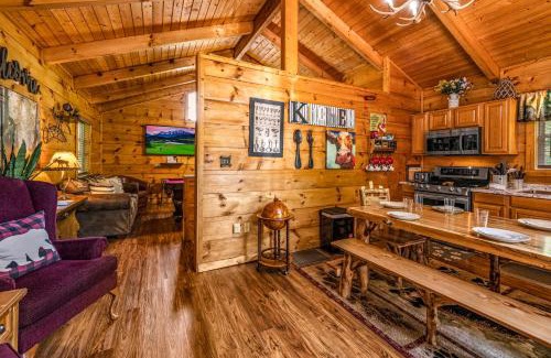 Gatlinburg House | Peaceful Pines Cabin-patio with hot tub for small families or couples