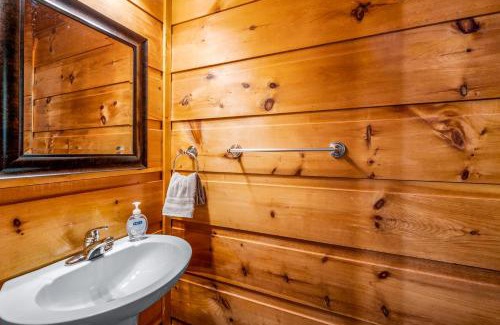 Gatlinburg House | Peaceful Pines Cabin-patio with hot tub for small families or couples
