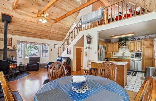 Pinetop-Lakeside Cottage | Peaceful Pinetop-lakeside Cabin w/4 Decks!