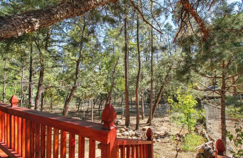 Pinetop-Lakeside Cottage | Peaceful Pinetop-lakeside Cabin w/4 Decks!