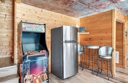 Gatlinburg - Pigeon Forge House | Peaceful. Playground. 3000sf. Hot Tub. View. Easy Roads!