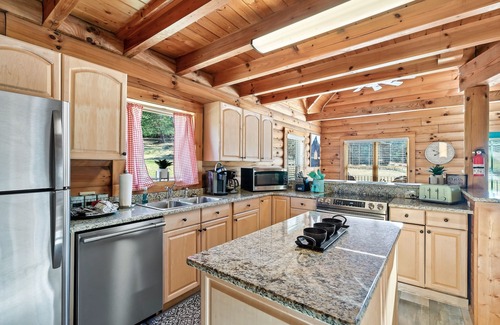 Gatlinburg - Pigeon Forge House | Peaceful. Playground. 3000sf. Hot Tub. View. Easy Roads!