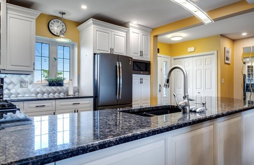 Leamington Cottage | Peaceful Point Lake House with Hot tub
