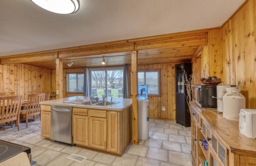Spearfish Cabin | Peaceful pondside lodge-wildlife lover's dream!