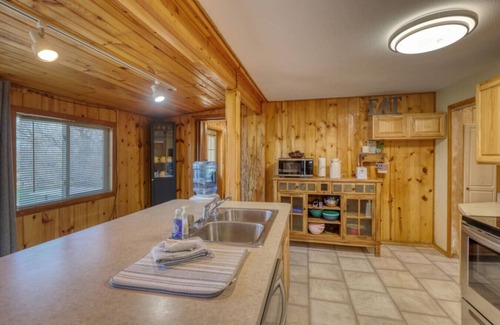 Spearfish Cabin | Peaceful pondside lodge-wildlife lover's dream!