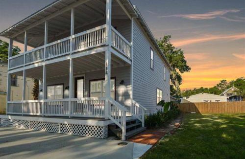 Lincolnville House | Peaceful Porch Perfect Downtown Retreat