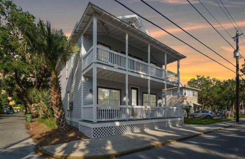 Lincolnville House | Peaceful Porch Perfect Downtown Retreat