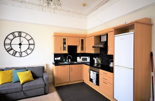 Cotham Apartment | Peaceful & Pretty 2 Bedroom Flat Near Beautiful Clifton