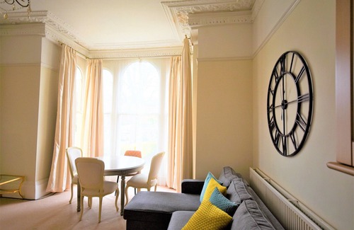 Cotham Apartment | Peaceful & Pretty 2 Bedroom Flat Near Beautiful Clifton
