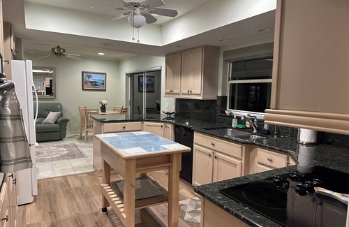 The Meadows House | Peaceful Private Get Away - 10 Minutes from Major beaches!