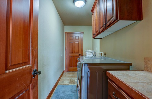 Mountain View House | Peaceful & Quiet, Hot Tub, Pool Table, Fire Pit, Walk to Dining