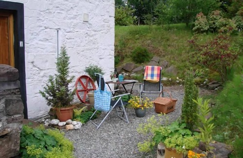 Alexandria Cottage | Peaceful relaxing cottage for 2 in stunning scenery beside Loch Lomond