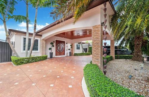 Hialeah House | Peaceful Rental Retreat in Miami Jacuzzi, BBQ L25