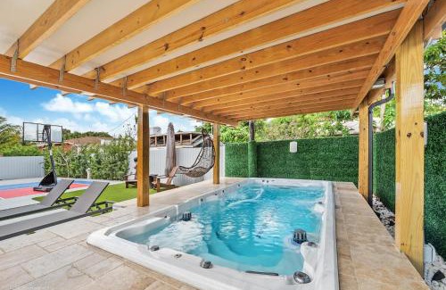 Hialeah House | Peaceful Rental Retreat in Miami Jacuzzi, BBQ L25