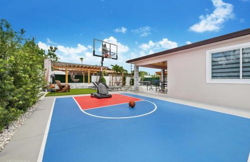 Hialeah House | Peaceful Rental Retreat in Miami Jacuzzi, BBQ L25