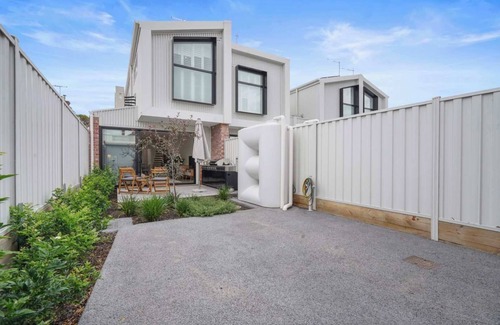 Brunswick East House | Peaceful Retreat with Backyard in Brunswick East