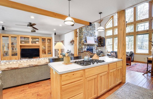 Rhododendron Cabin | Peaceful Rhododendron Cabin w/Fire Pit & Hot Tub!