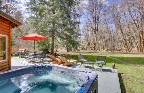Rhododendron House | Peaceful Rhododendron Cabin with Fire Pit and Hot Tub!