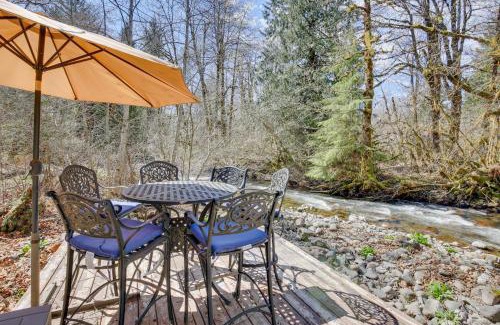 Rhododendron House | Peaceful Rhododendron Cabin with Fire Pit and Hot Tub!