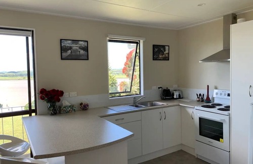 Te Kopuru House | Peaceful riverfront cottage in tiny northland town