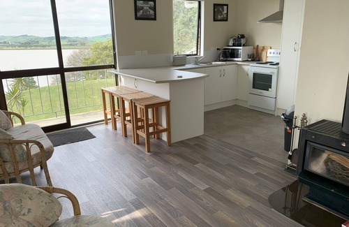 Te Kopuru House | Peaceful riverfront cottage in tiny northland town