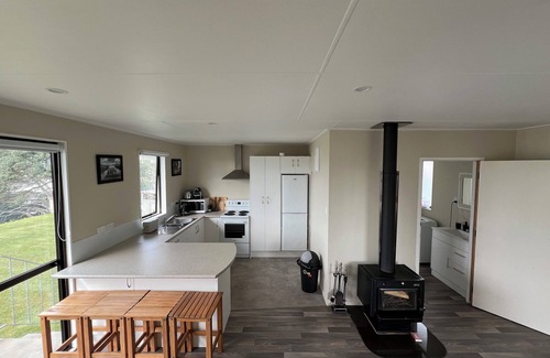 Te Kopuru House | Peaceful riverfront cottage in tiny northland town