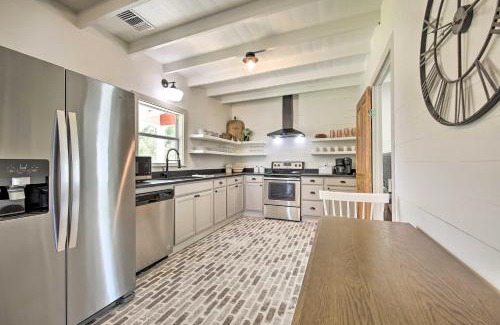 Schulenburg House | Peaceful Schulenburg Farmhouse with Fire Pit and Grill