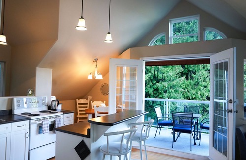 Cowichan Bay House | Peaceful seaside retreat situated between the ocean & Hof Park in Cowichan Bay.